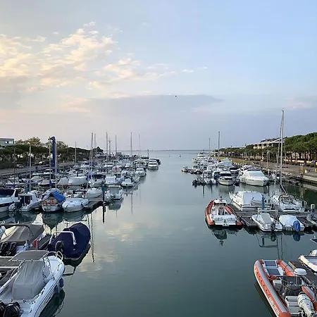 Semi Detached With Private Fenced Garden In Lignano Pineta فيلة *