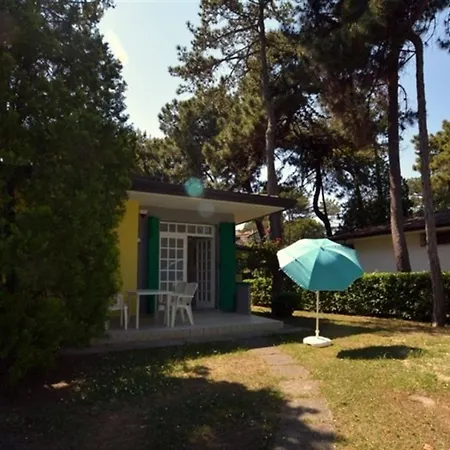 Semi Detached With Private Fenced Garden In Lignano Pineta فيلة *