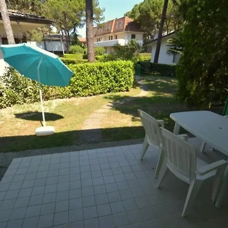 Semi Detached With Private Fenced Garden In Lignano Pineta Вилла Линьяно-Саббьядоро